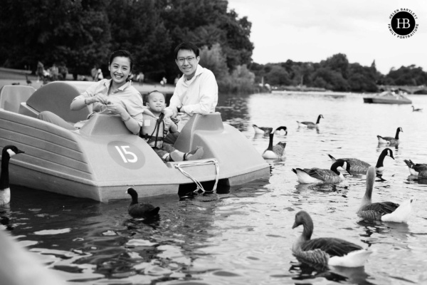 A fun family photo shoot on a boat on the serpentine in Hyde Park