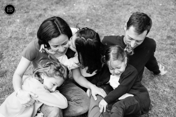 relaxed-family-portrait-north-london-park