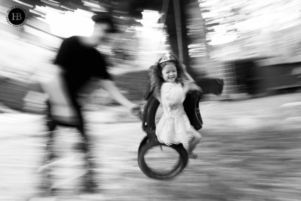 girl-plays-on-rope-swing-family-photo-shoot-at-home-primrose-hill-nw1