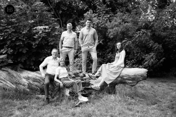 relaxed-family-photo-with-adult-children