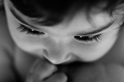 Detailed photo of baby eyelashes.