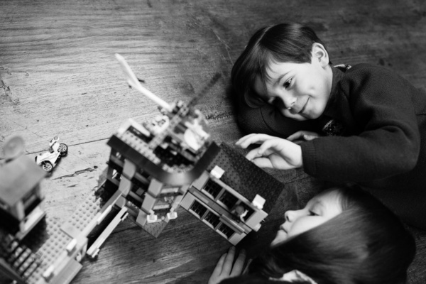 Children play with Lego.