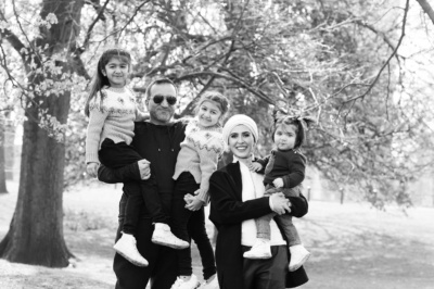 Parents and their three children pose for portraits during a London vacation shoot.