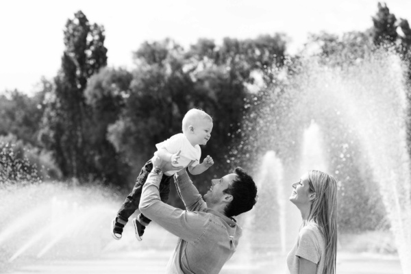 Parents and their toddler in front of one of London's park fountains for family portraits.