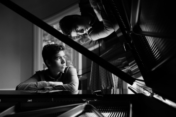 Pianist portrait with reflections in black and white.