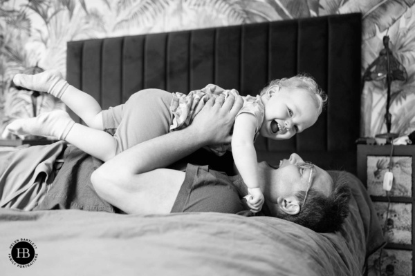 dad-and-daughter-play-on-bed-family-photo-shoot