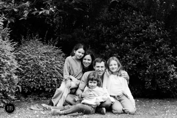 family-portrait-in-garden