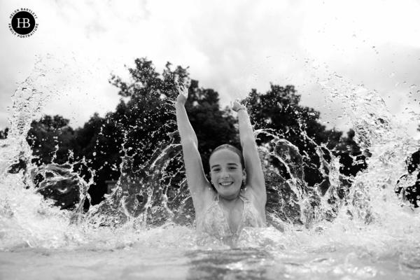 girl-splashes-water-pre-continous-shooting-canon-eos-r5-mark-ii