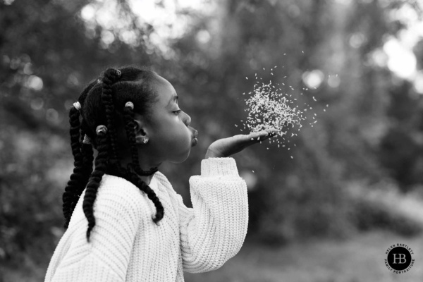 little-girl-blows-grasses-canon-r5-mark2-pre-continous-shooting-mode