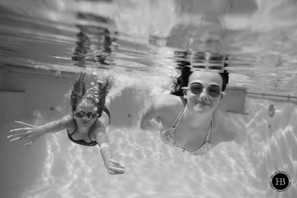 monochrome-photo-girls-swimming-underwater