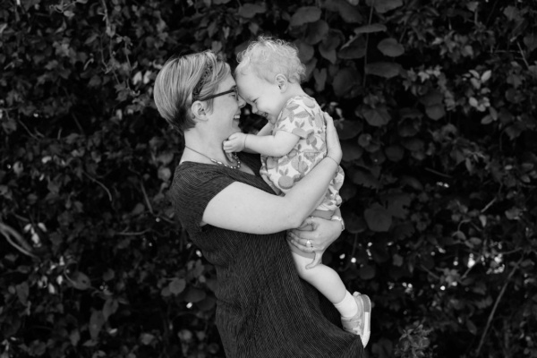 mother-daughter-hug-on-south-east-london-photo-shoot