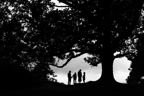 silhouette-family-on-hill