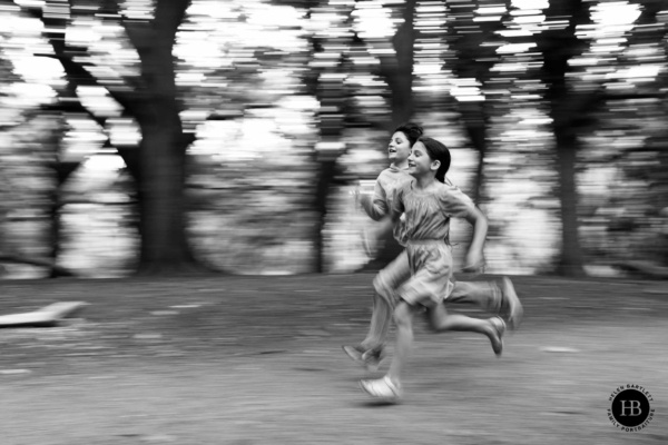 two-girls-run-together-panning-shot-canon-r5-mark-2