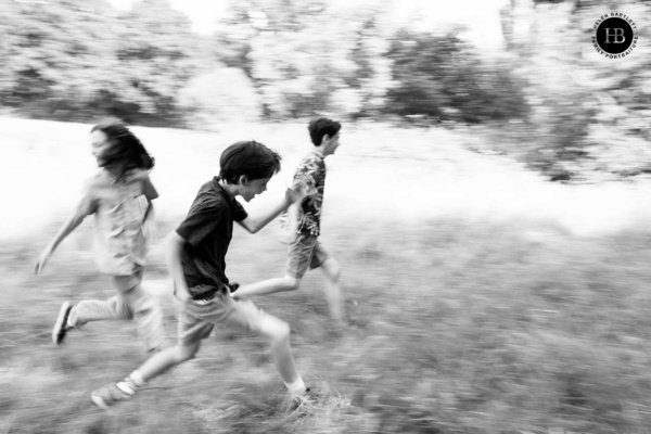 triplet-boys-running-panning-photo