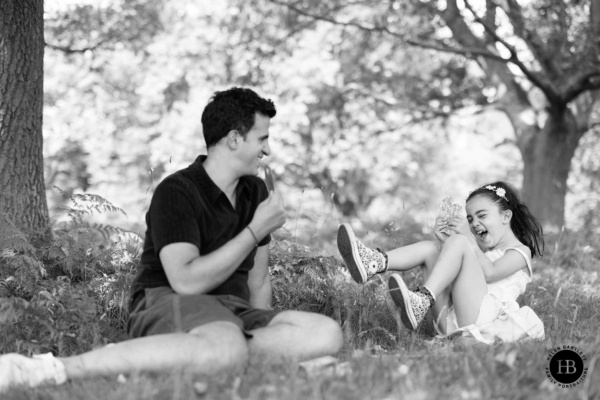 dad-and-daughter-play-cards-richmond-park-family-photo-shoot