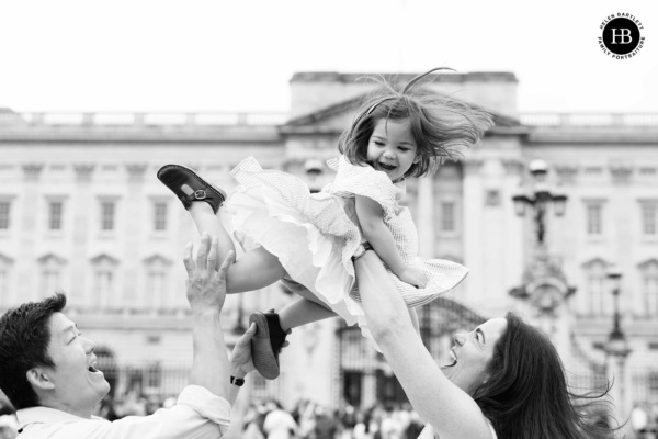 family-photo-shoot-buckingham-palace-london