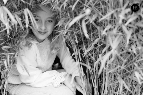 girl-hiding-bamboo-game-family-photo-shoot