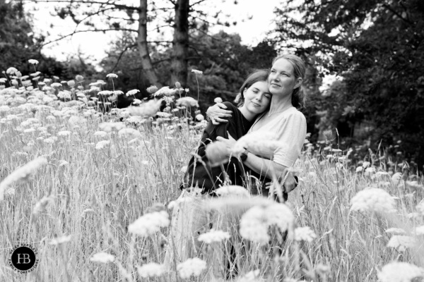 mother-daughter-field-cow-parsley