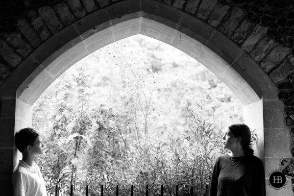 portrait-teenagers-through-stone-arch