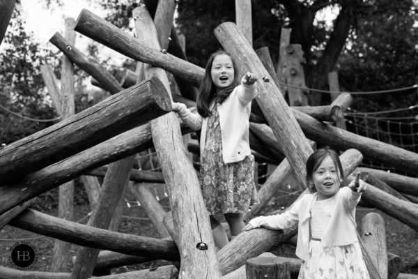 sisters-play-togehter-on-climbing-frame