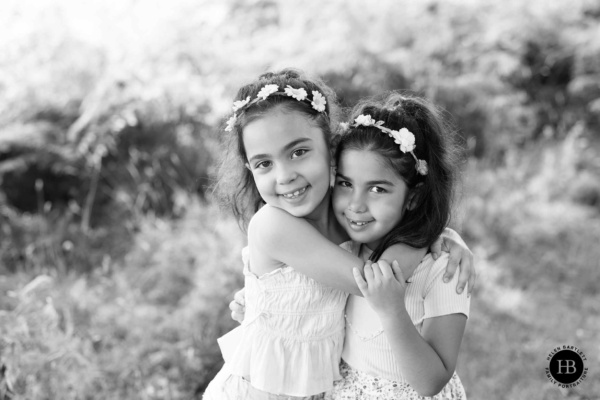 two-sisters-hug-family-photo-shoot