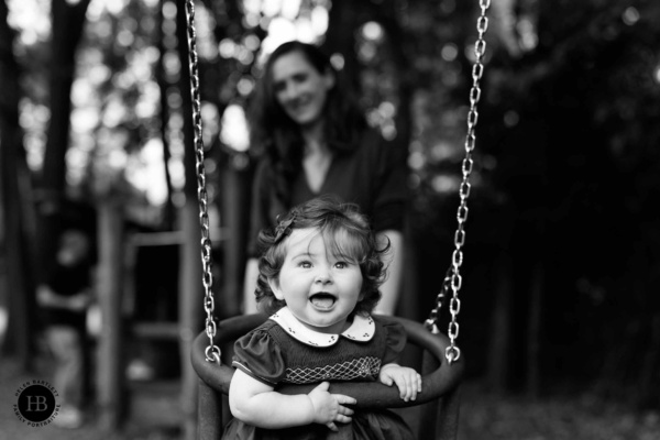 baby-plays-on-swing