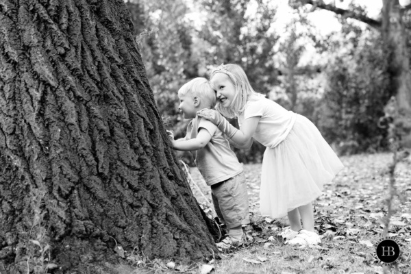 children-play-hide-and-seek-family-photo-shoot