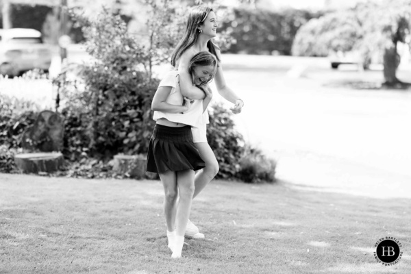 cousins-playing-together-family-photo-shoot