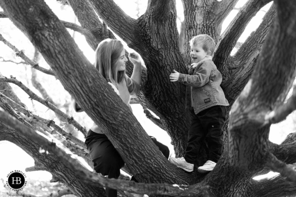 mother-and-son-play-in-tree-family-photo-shoot-clapham