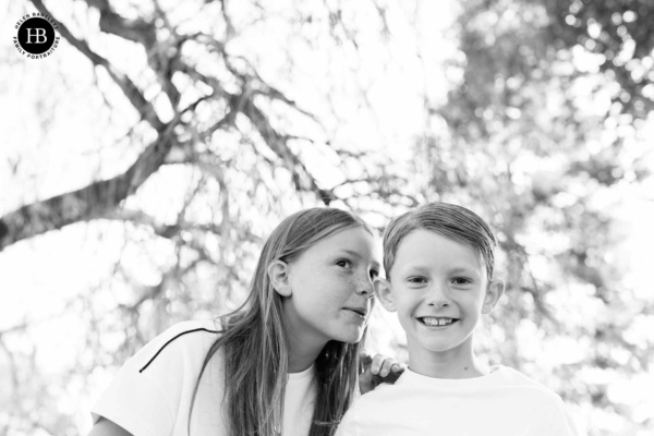 sibling-picture-monochrom-laughing