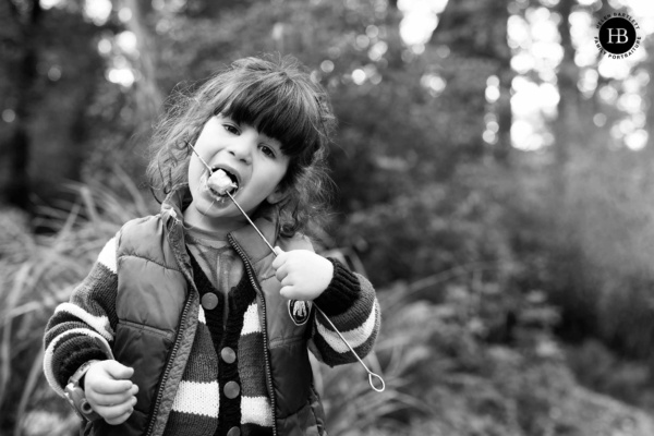 child-eats-marshmellow-on-documentary-style-family-photo-shoot