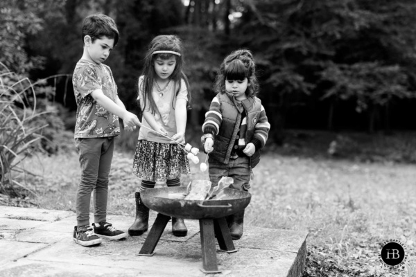 children-roast-marshmellows-on-family-photo-shoot