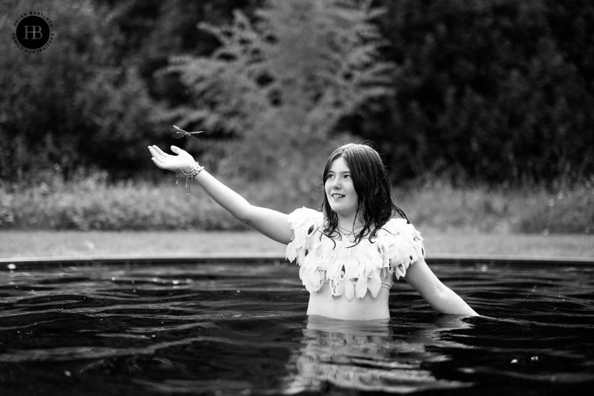 girl-and-dragonfly-black-and-white-family-photo-wiltshire