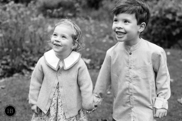 happy-children-holding-hands-west-london-photo-shoot