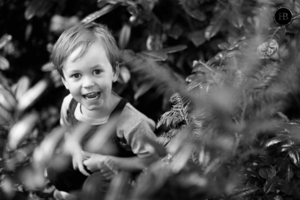 little-boy-plays-hide-and-seek-family-photo-shoot-ealing