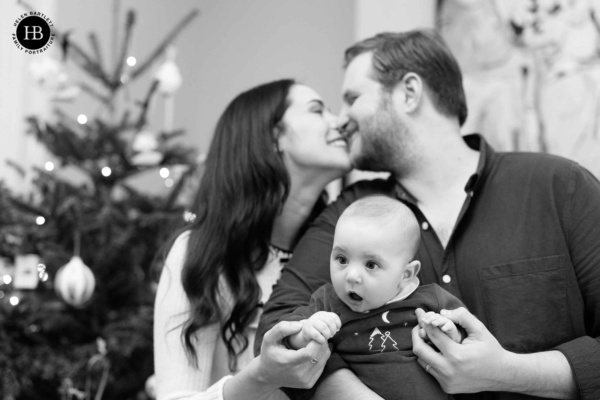 baby-hilarious-expression-while-parents-kiss