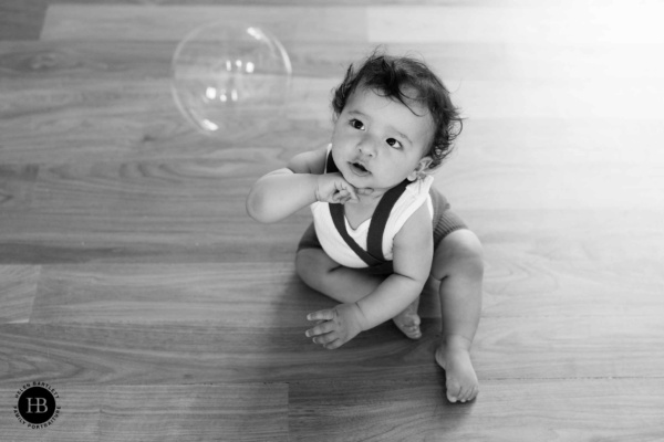 monochrome-photo-baby-and-bubble