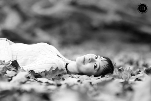 portrait-young-lady-lying-in-leaves