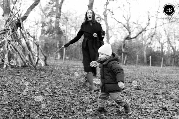 family-play-with-bubbles-on-north-london-photo-shoot