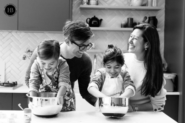 relaxed-family-portrait-baking