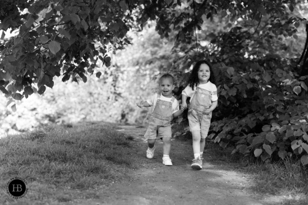 children-run-together-on-family-photo-shoot