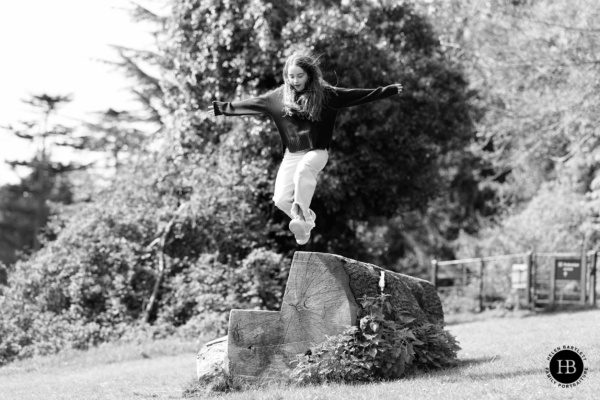 girl-jumps-from-tree-trunk-family-photo-shoot-high-wycombe