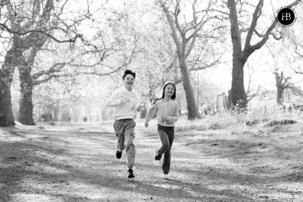 laughing-children-run-to-camera-on-family-photo-shoot-clapham-sw4