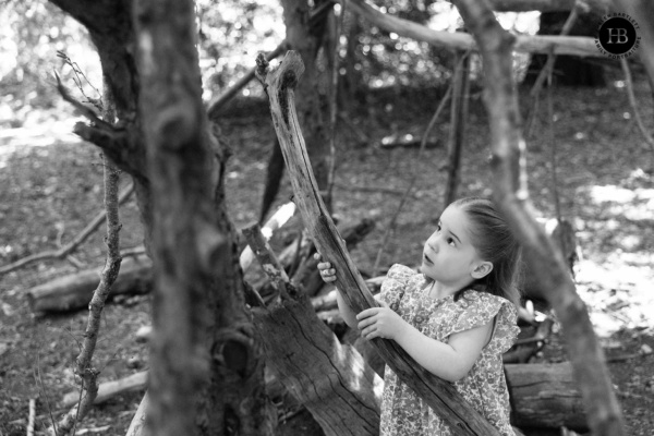 little-girl-builds-den-richmond-park