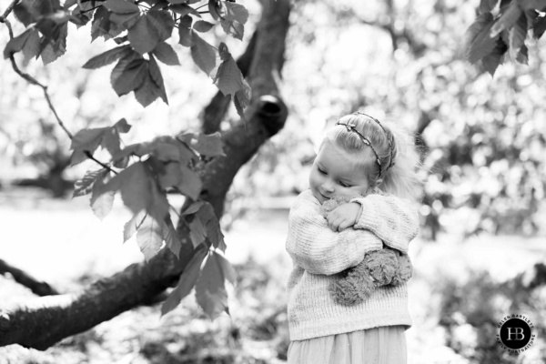little-girl-hugs-teddy-bear