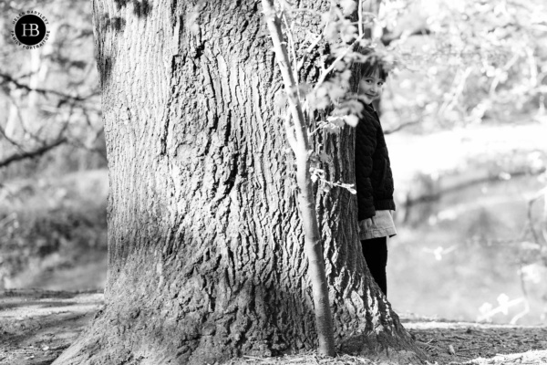 little-girl-plays-hide-and-seek-hampstead-photo-shoot