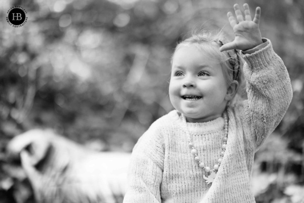 little-girl-waves-on-family-photo-shoot-kew-gardens