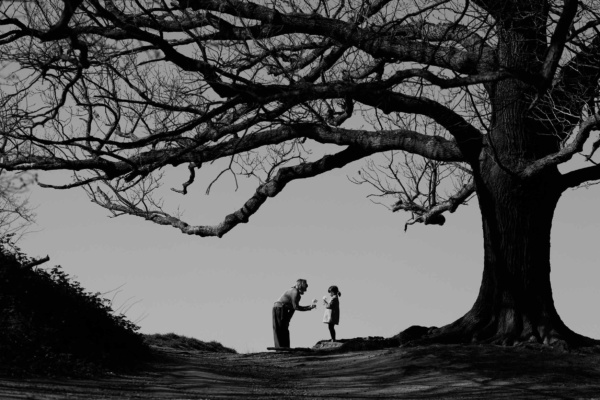 monochrome-mother-daughter-silhouette