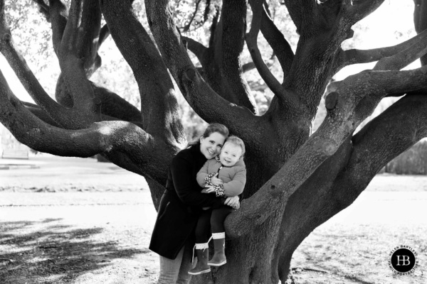 mother-daughter-portrait-in-tree