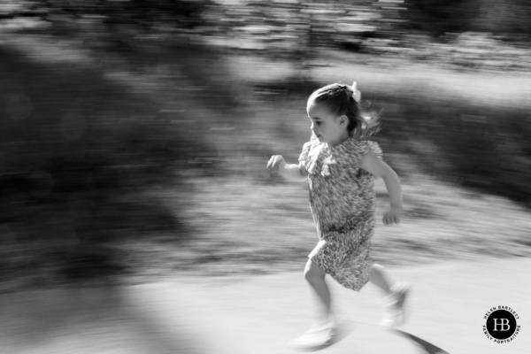 panning-shot-little-girl-runs-fast